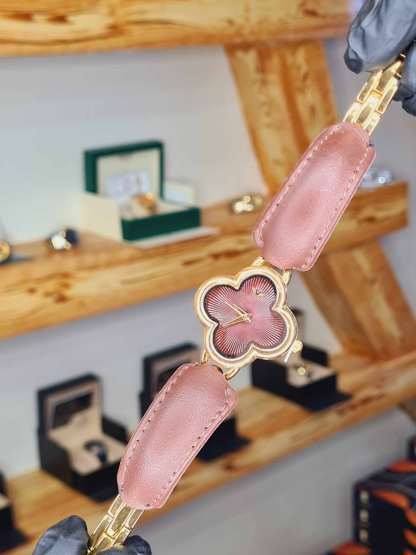 Luxury Women's Flower Shape Watch