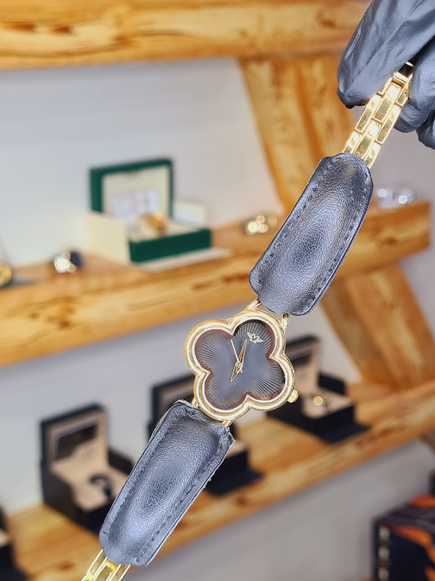 Luxury Women's Flower Shape Watch