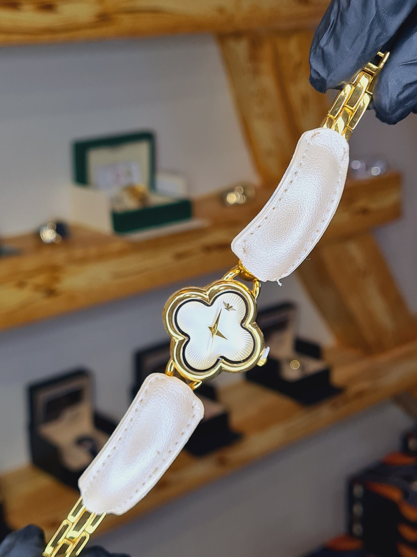 Luxury Women's Flower Shape Watch