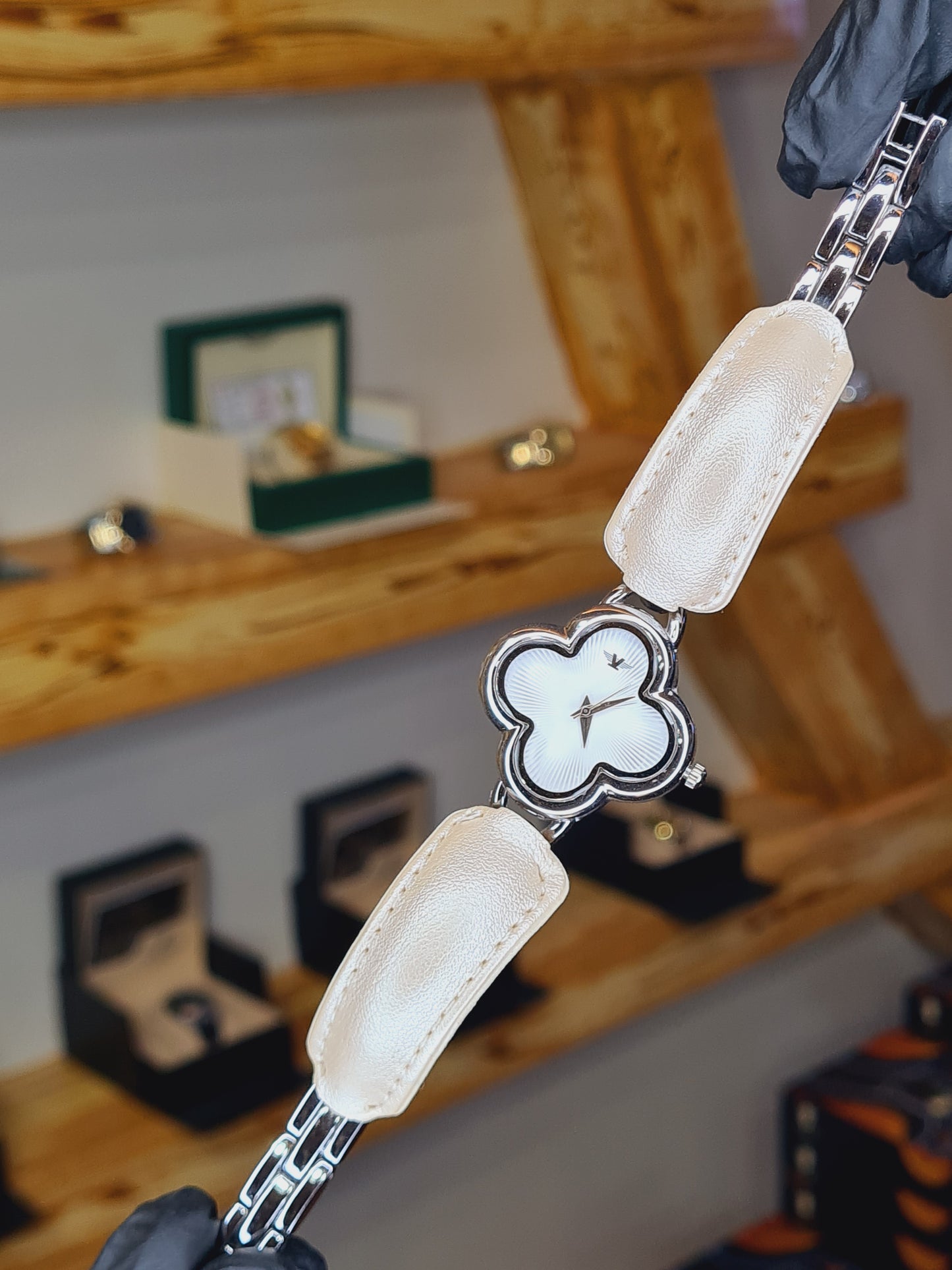 Luxury Women's Flower Shape Watch